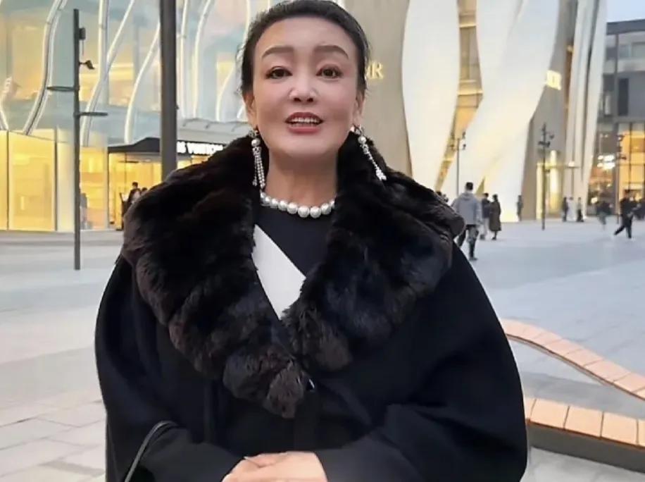 张兰大姐终于走出阴霾，放手儿子家的事，专注自己事业参加时装周最近看到张兰在时装