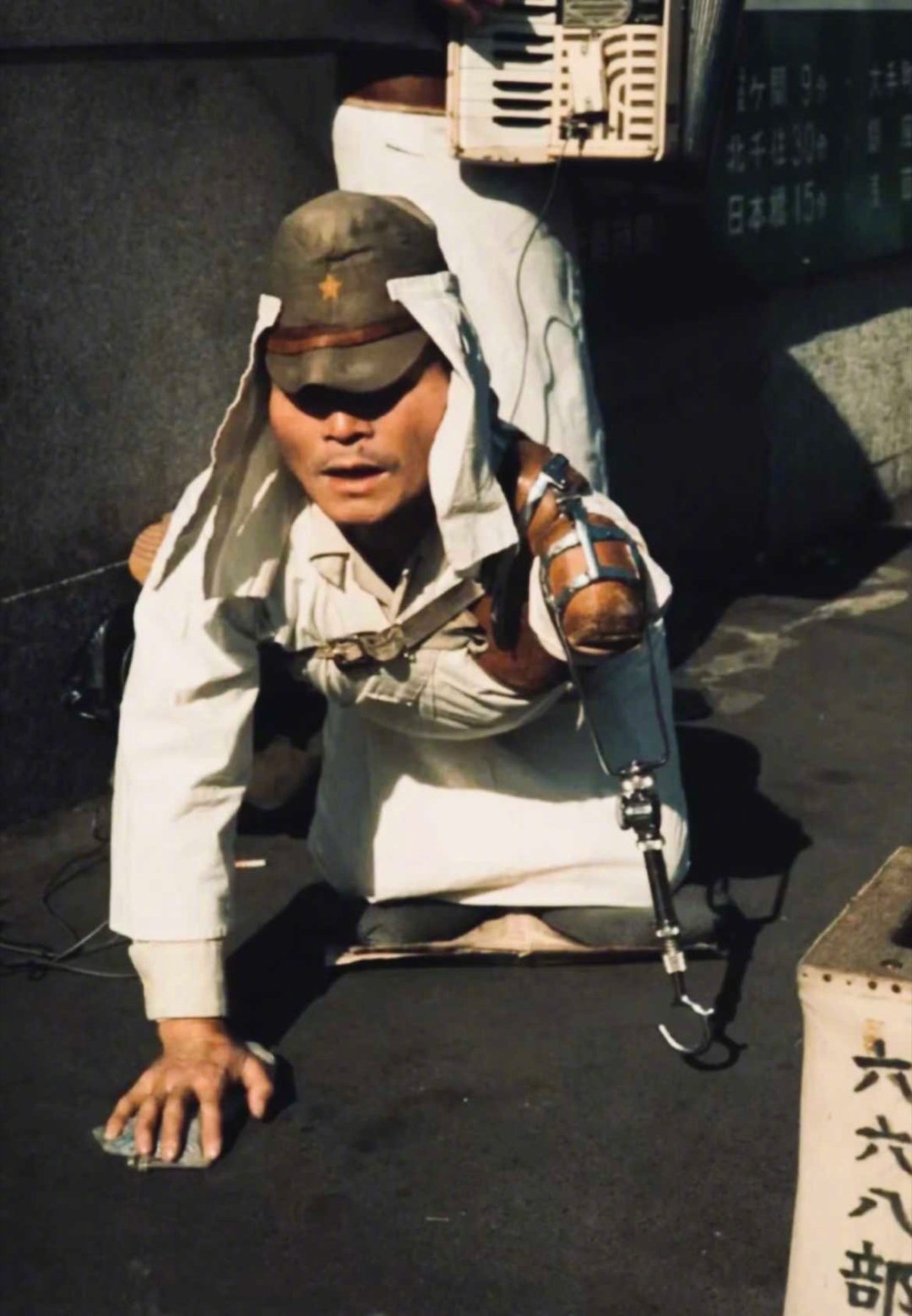 侵略者的下场。1966年，在日本的街头，一名日本士兵正跪地乞讨。他头戴军帽，身着