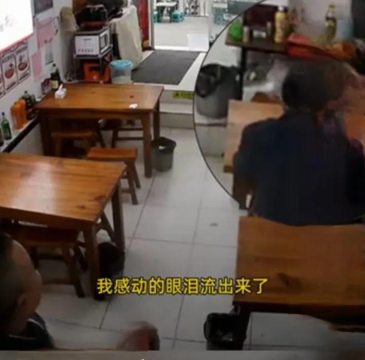 学生用仅剩2元给老师加卤蛋，看完瞬间破防刚结束训练的体育生又累又饿，兜里翻遍