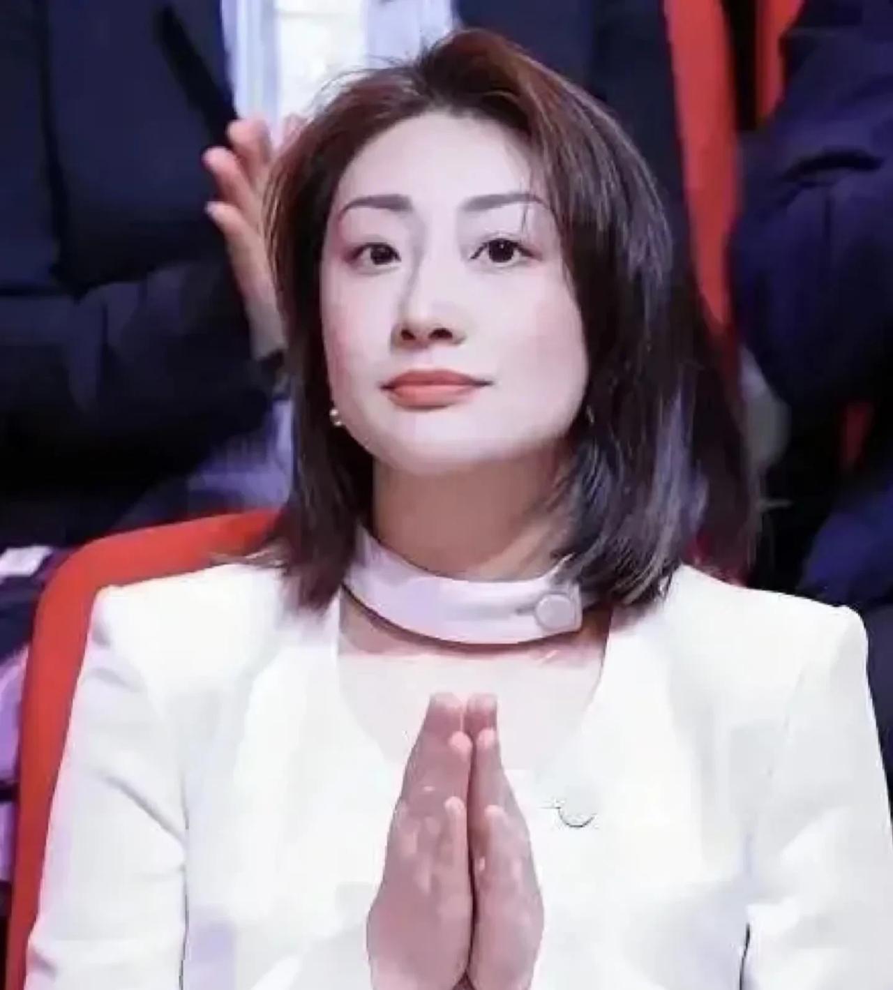 宗馥莉不仅聪慧，心态肯定也特别的稳，要不然换个人估计真扛不住！因为一边是杜三携