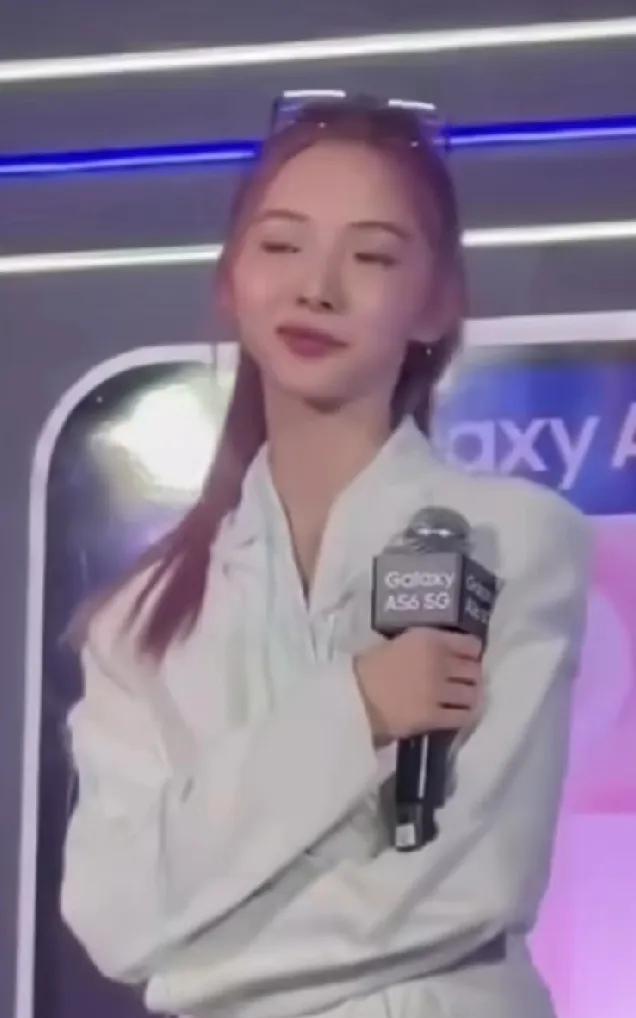 一觉醒来整个人都气炸了郑乃馨凭什么能这么拽2025年2月的时候，郑乃馨就曾经