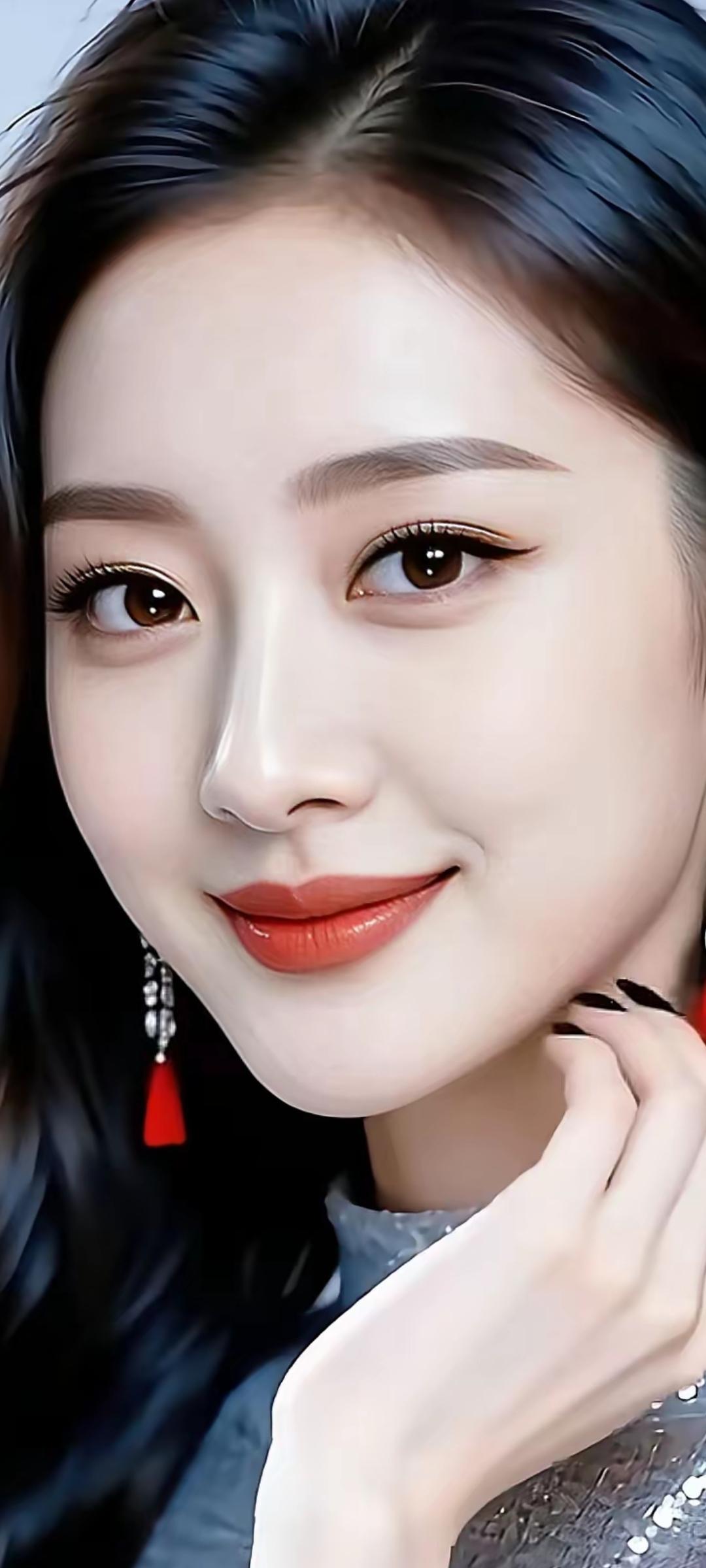 温柔微笑，红唇轻启，优雅动人