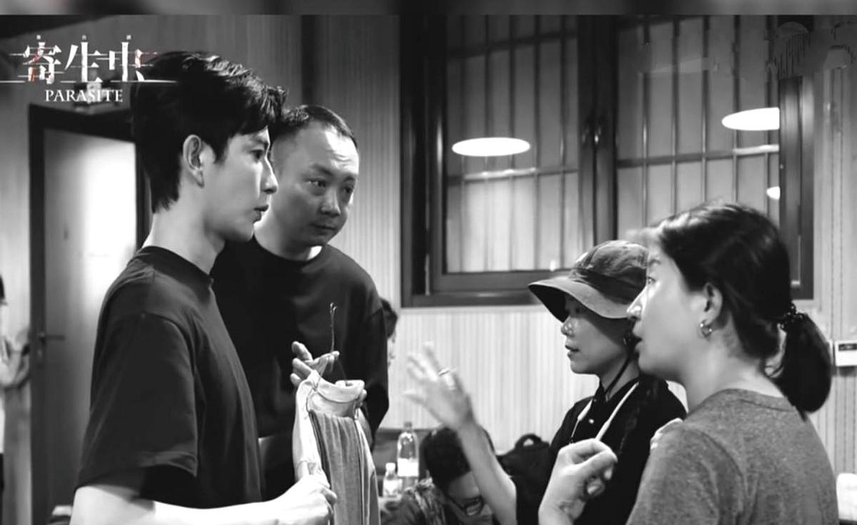 最近刷到个娱乐圈幕后的事儿，有点意思——有位经纪人火了，不是因为带的艺人多顶流，