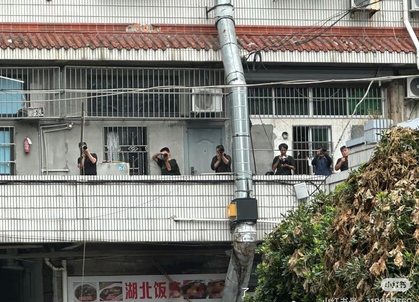拍任嘉伦的代拍这是直接跑居民楼上了密密麻麻的狙击炮[笑着哭][笑着哭]​​