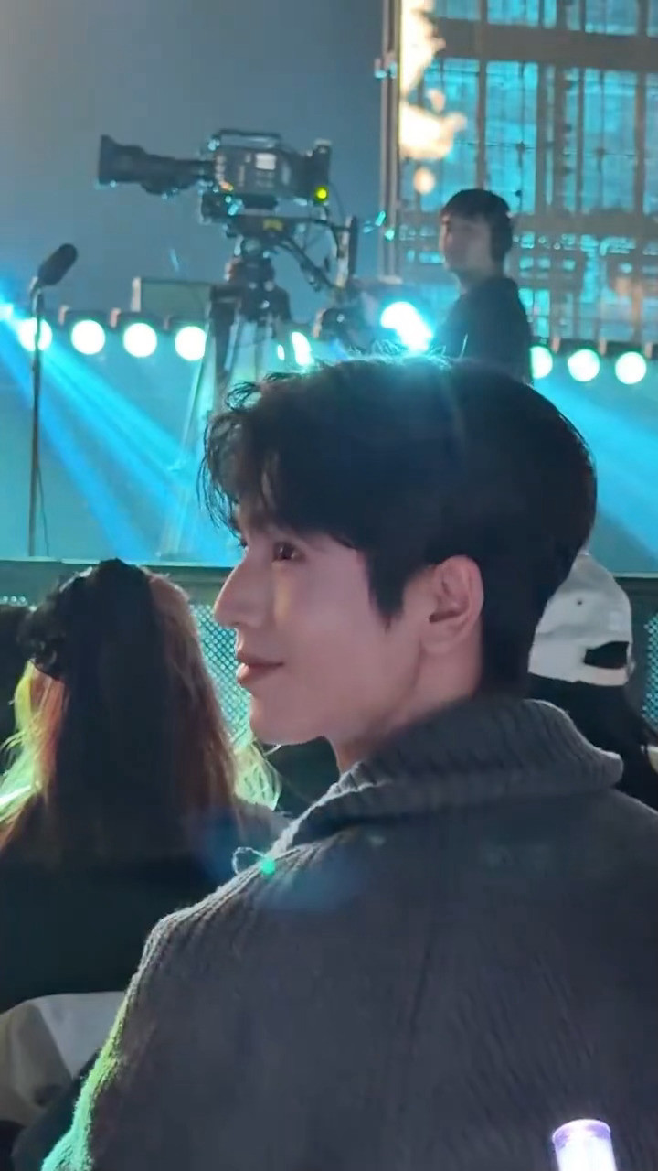 如果看演唱会我前面坐的是张凌赫的话….🥰