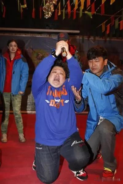 气笑了！明明只是去寺庙里磕了个头，却四处宣扬自己跟佛祖拜过把子！韩红，一个被捧