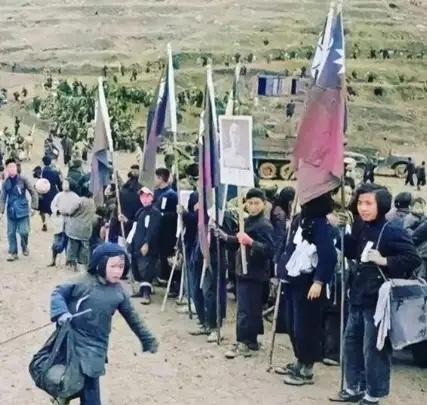 1955年，大陈岛1.7万村民被蒋介石用美军军舰分4批带走，登船时，村民身上佩戴