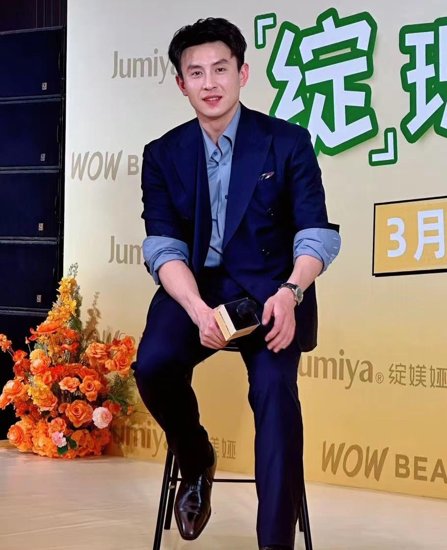 细节见人品刘萧旭昨天在深圳的线下活动去了很多粉丝，就在一个女粉丝上台跟刘萧旭互