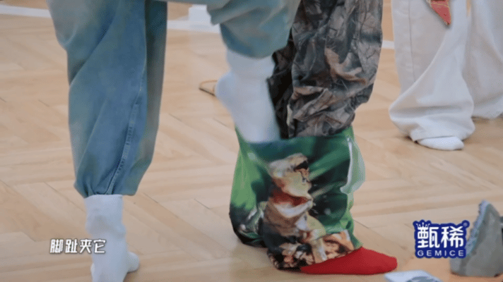邓超单脚给鹿晗穿裤子邓超这是可以踢的吗哈哈哈哈哈邓超你够了，说好单脚穿裤子，怎