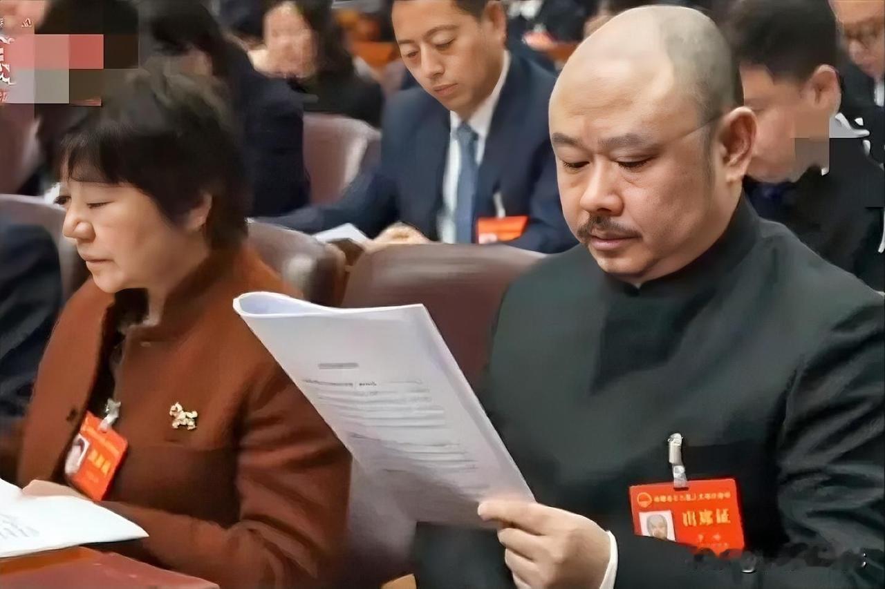 久违的刀郎终于露面了！自从刀郎新疆演唱会结束后，再也没有刀郎的消息了，他这是闭关