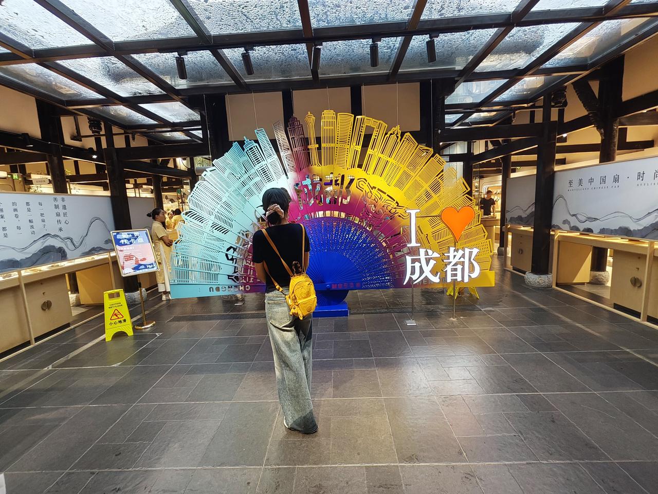 旅行是疲惫生活中的解药。我在小城里漫步，感受着那份宁静与安详。街边的小店冒着热气