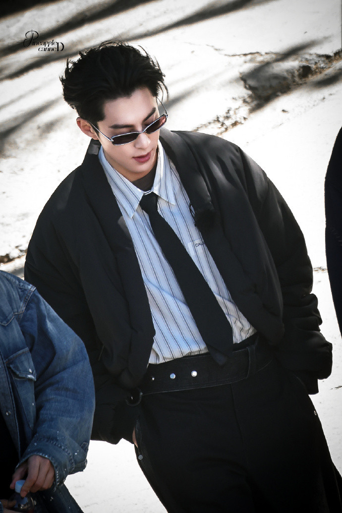 王鹤棣《宇宙闪烁请注意》这路透有巨星出街的感觉，雅痞味好足