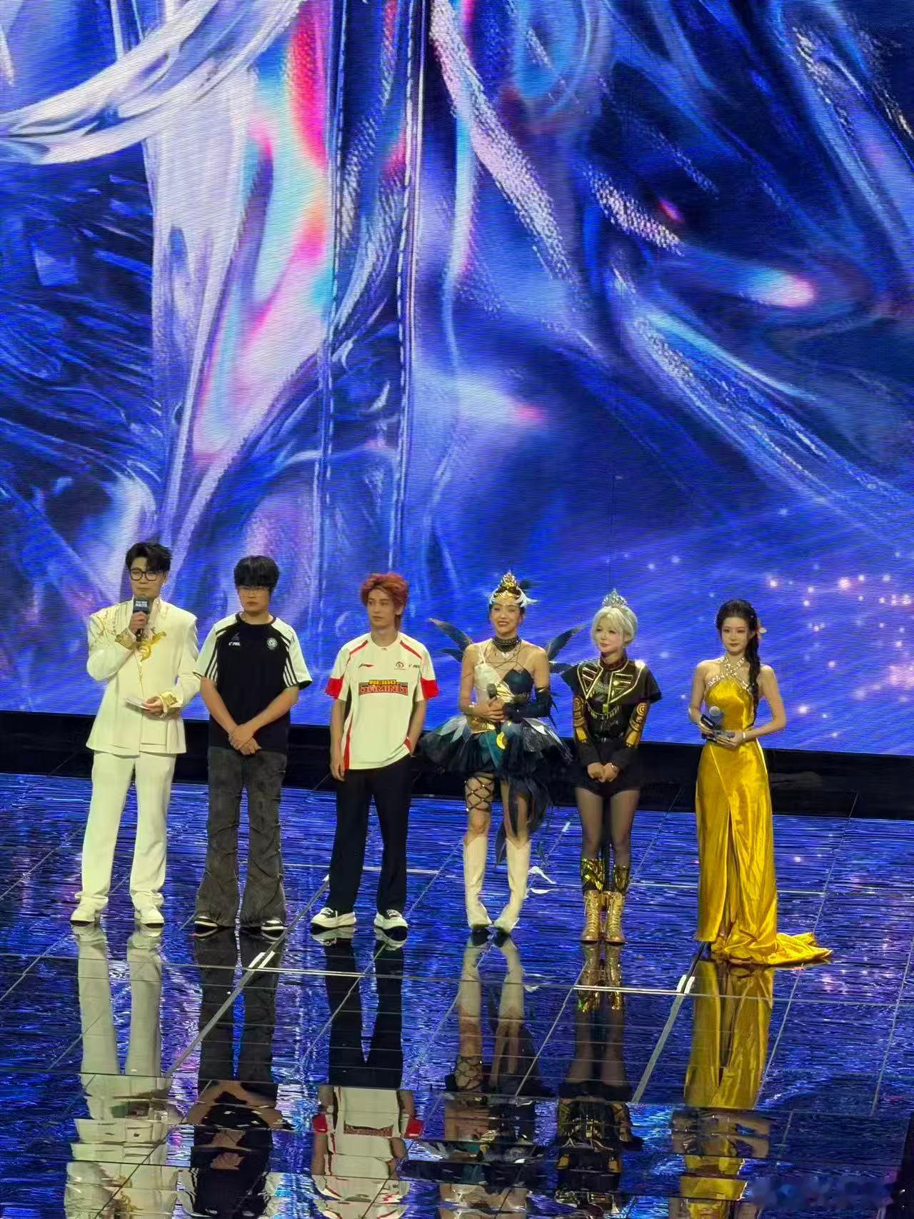 宋茜宋不了抱茜队吃鸡刺激之夜明星枪神表演赛黯羽织刑绝美造型登场，前脚舞台燃唱两首