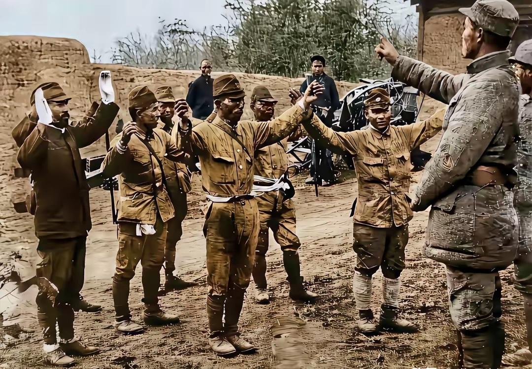 日本鬼子不可战胜的神话，在这张照片面前彻底破灭。听闻他们信奉武士道，宁可自杀也绝