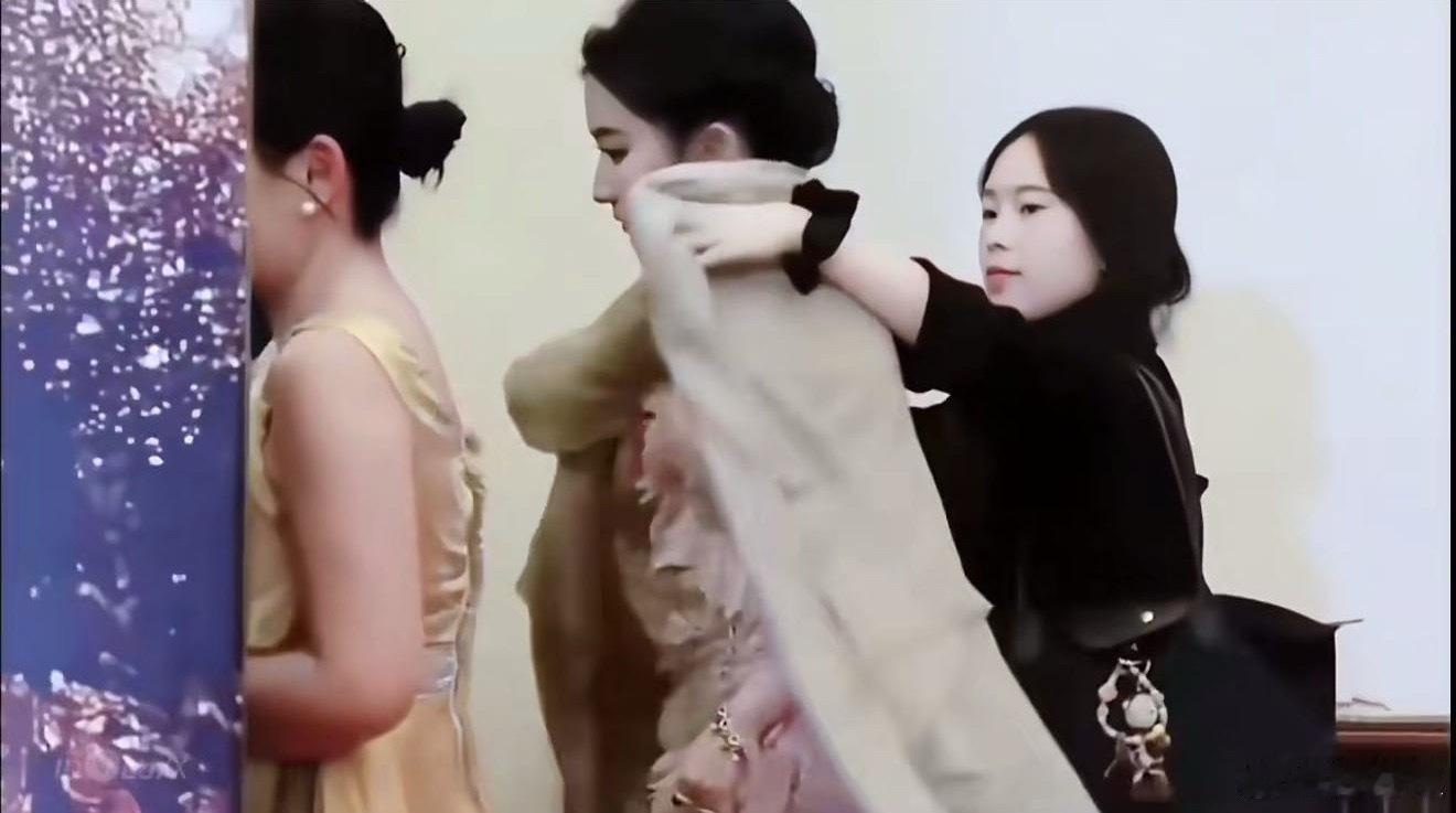 感觉披风都是香香的[害羞]​​​