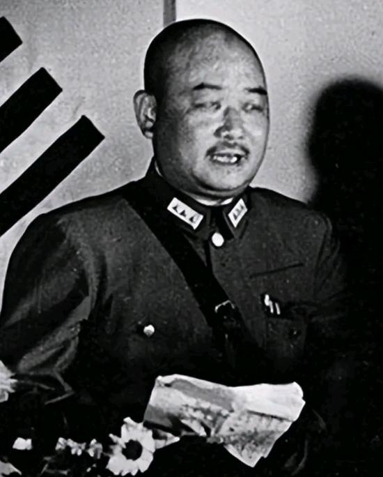 国民党原军司令刘峙的父亲，被村中恶霸活生生打死，刘峙返回家乡，看到杀父仇人，村民