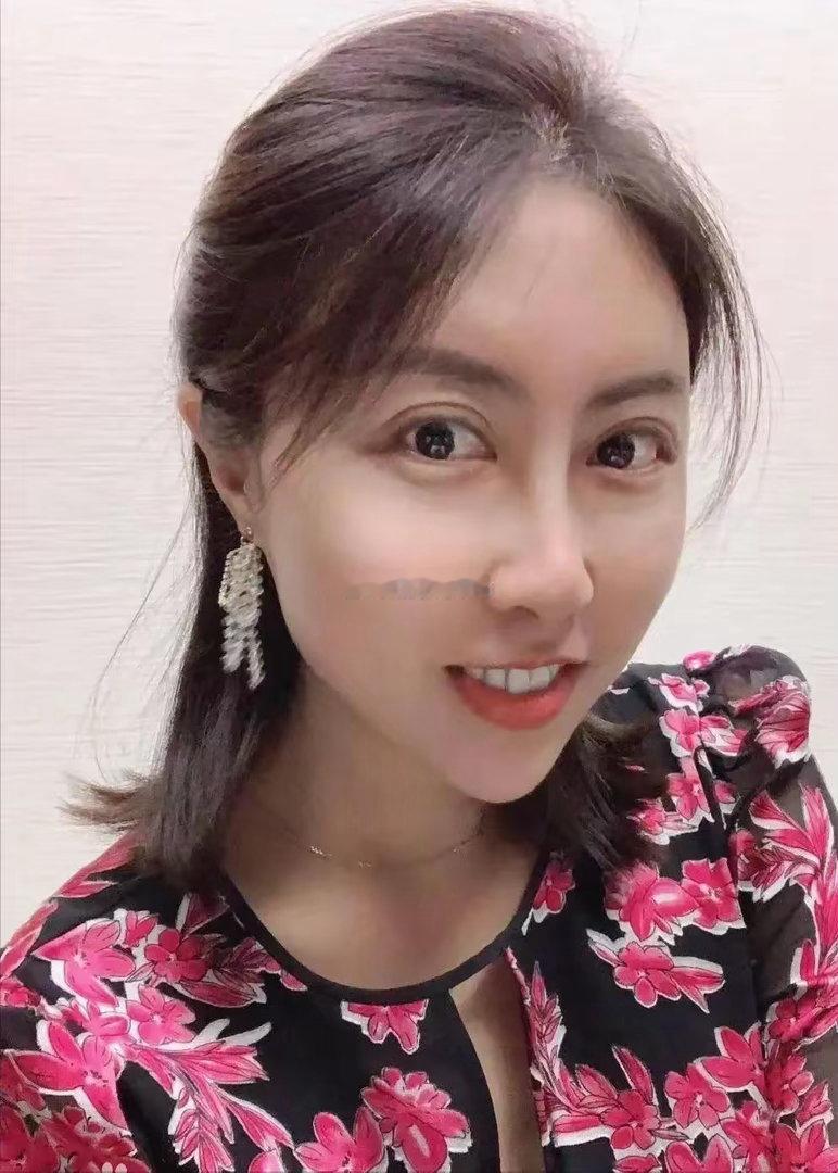 贾浅浅的诗其实还不错，除了那几条屎尿屁的诗。她本来是个学渣，如果仅仅依托于父亲的
