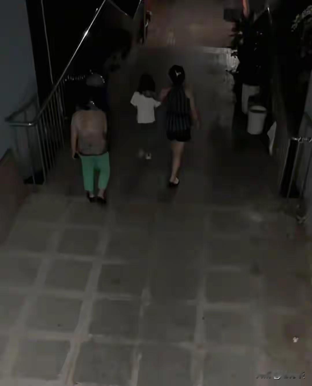 父亲冥冥之中可能预知自己没有多长时间了，所以在中秋节当日把自己的孩子送到同学家玩