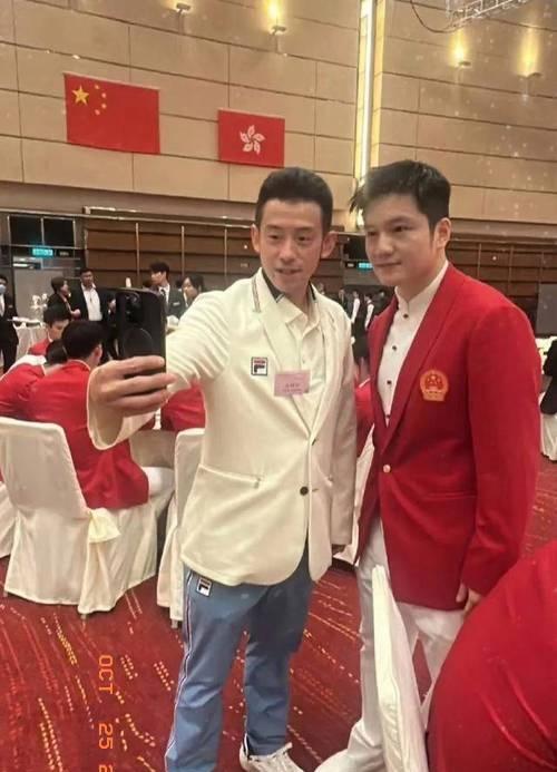 巴黎奥运会结束后,部分获得金牌的运动员到香港访问。这是在欢迎宴会上,樊振东与香港