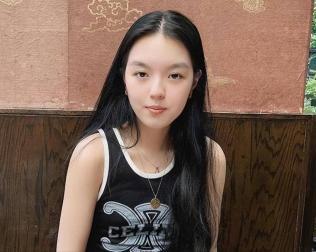 李咏离世7年后，23岁女儿法图麦竟踏上这条“荆棘路”？他是央视综艺界响当当的“