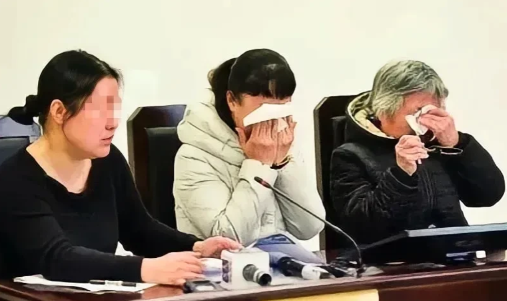 河南濮阳，一女子在遭到已婚男子的欺骗下生下一女，随后，女子便独自抚养女儿。然而，