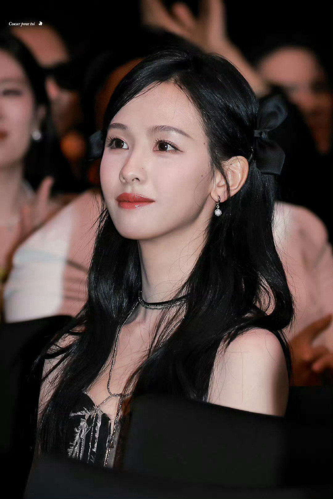 #Jisoo陈都灵winter朴志效撞衫#又美又飒女团风，陈都灵状态好绝，优雅又灵动，每一帧都很亮眼