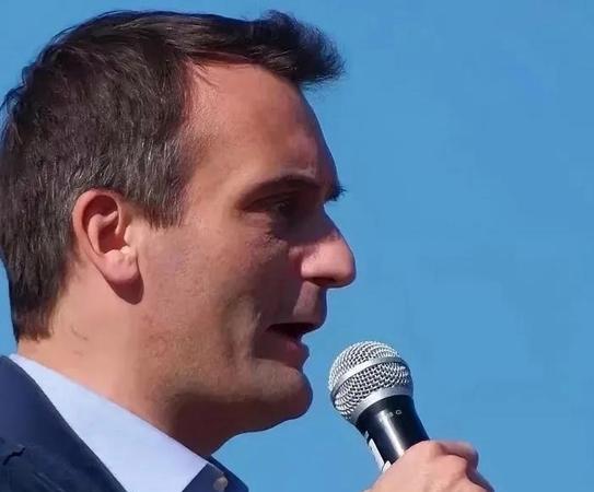 一场“意外的耻辱”源于对马克龙政策的反对，法国右翼政党“爱国者”党主席弗洛里安