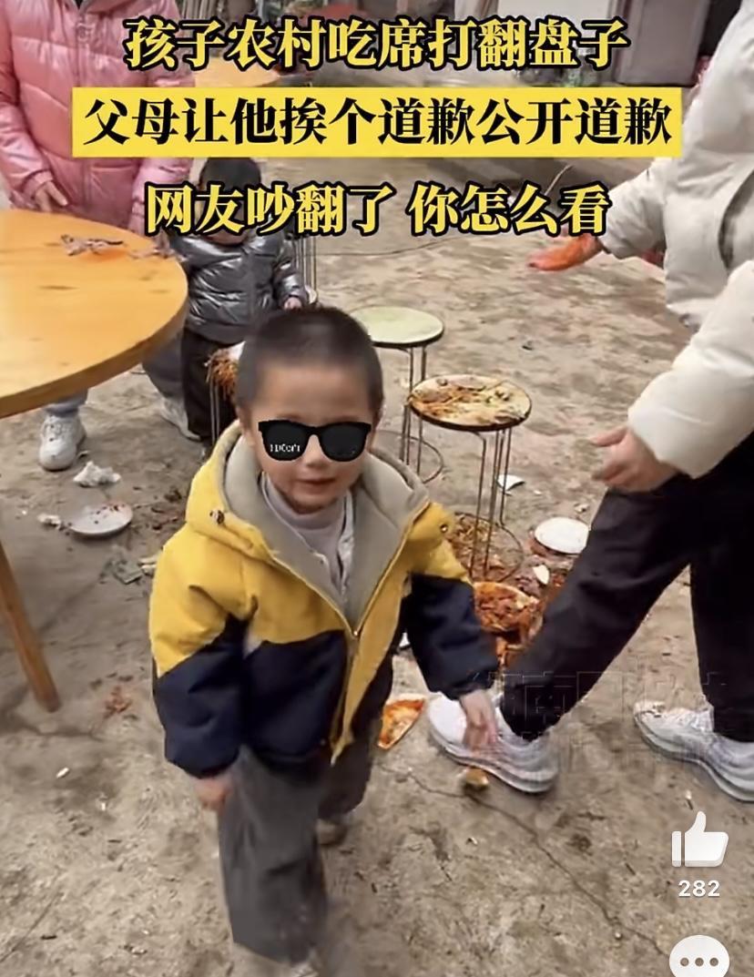 农村宴席上的热闹氛围里，一个孩子的小意外引发了全网热议。孩子被桌上的菜香吸引，想