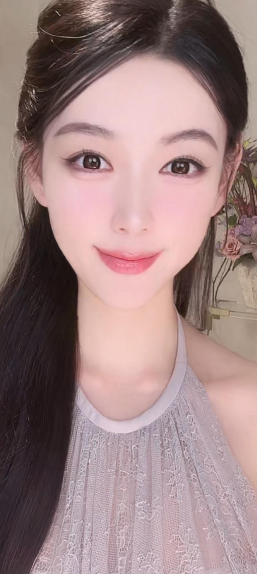 这位小姐姐妆容精致，微笑迷人。