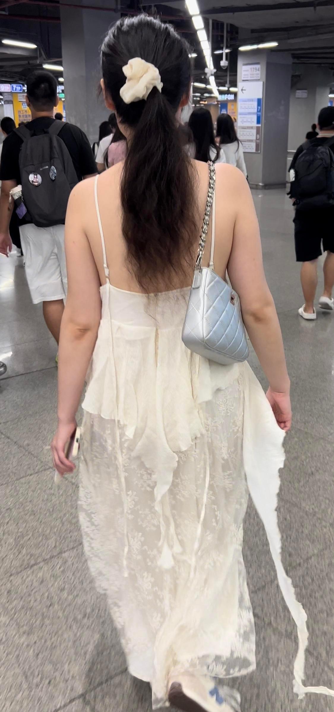 裙子一穿,气场自己长出来。不是靠衣服撑人,是人撑起了衣服。你穿得松松垮垮,别