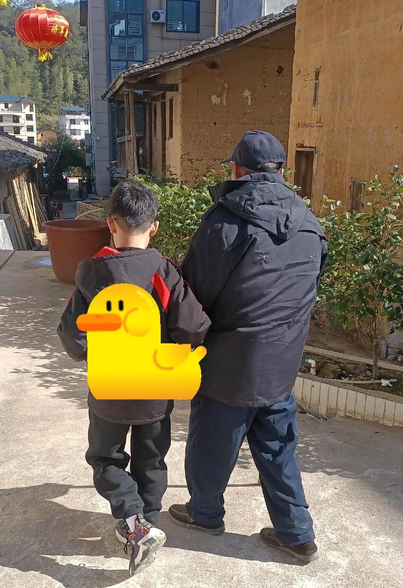 爷爷带着孙子上街，买了孙子喜欢的衣服。赶往回家的路上走，孙子说爷爷没有给他买玩具