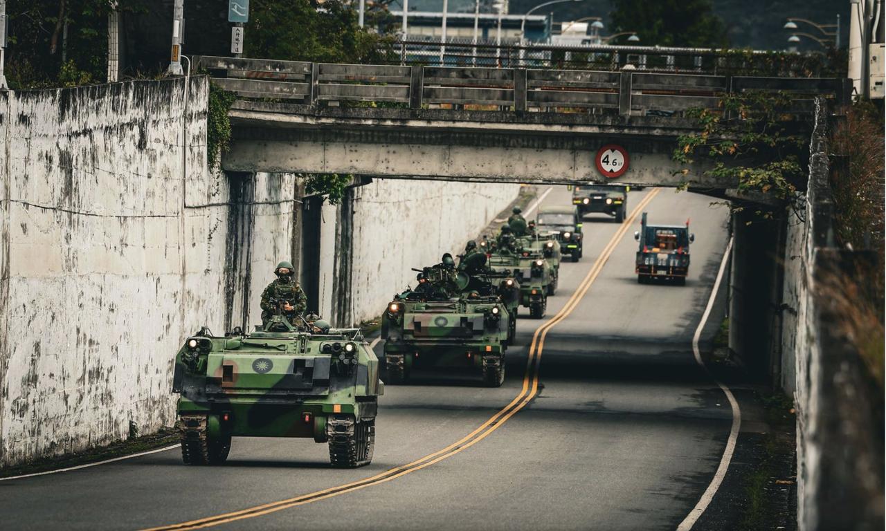 对面岛陆军台东军区第二机械化步兵营近日举行反空袭演习，模拟敌军空降袭击某区域机场