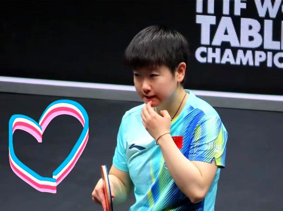 输了球，全场却都在喊她去吃火锅，这画面太暖了。WTT重庆冠军赛，孙颖莎2-4