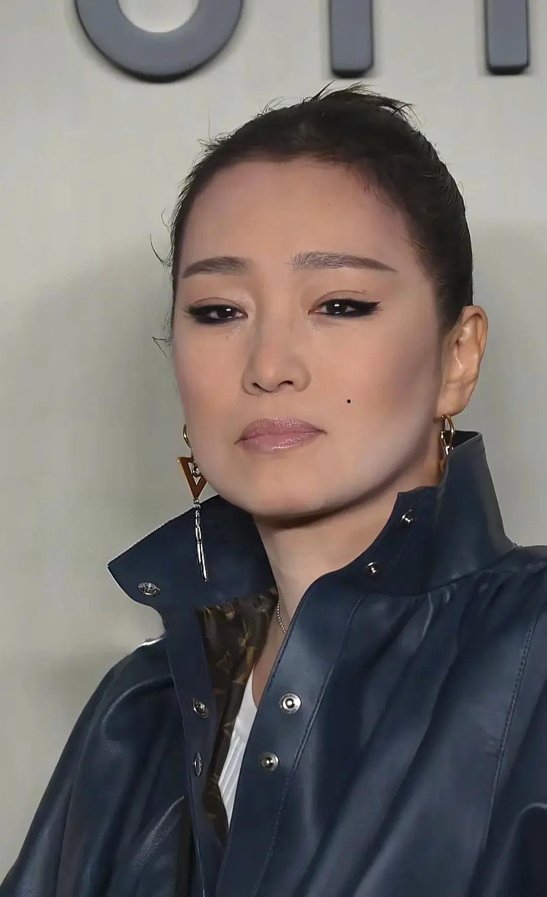 60岁的巩俐这身材这颜值这气场，还真不是吹的。难怪人家叫“巩皇”。竟然有人挑她刺