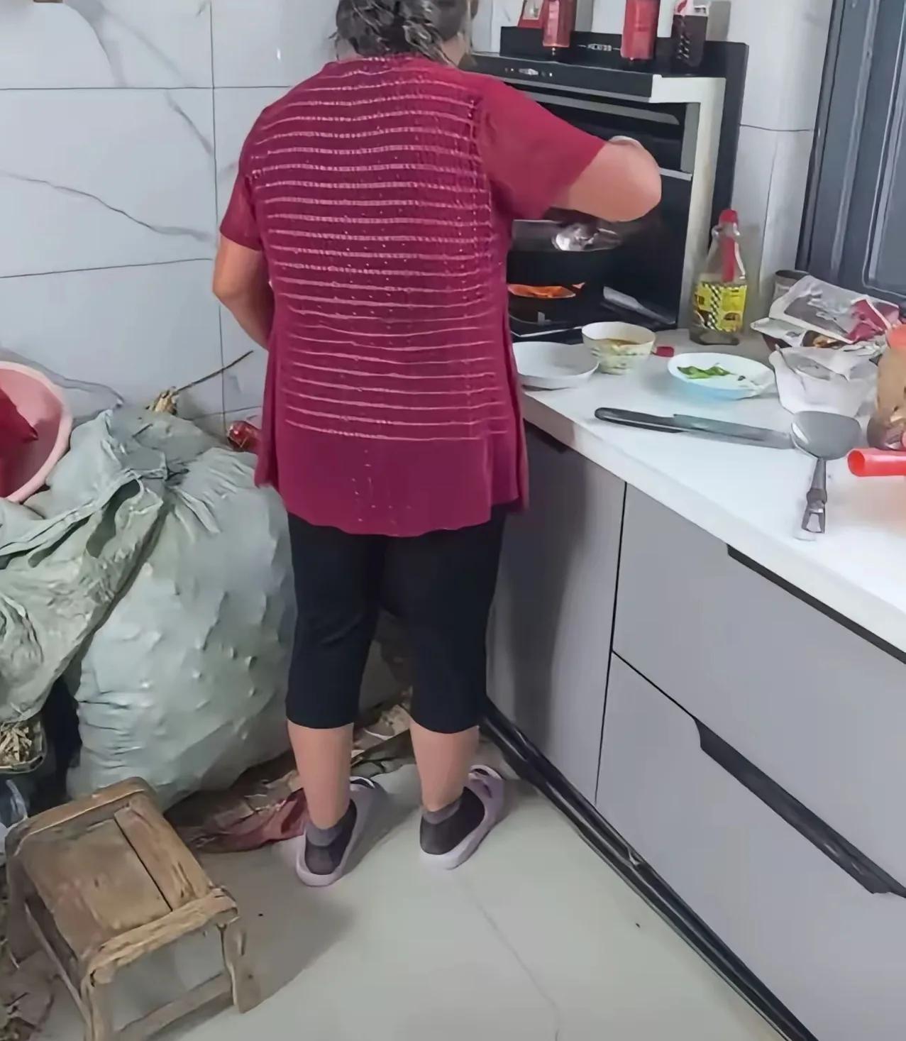 男子发视频吐槽中秋节去给舅舅送月饼，舅妈只炒了四个菜招待他，就一个青椒炒肉是荤菜