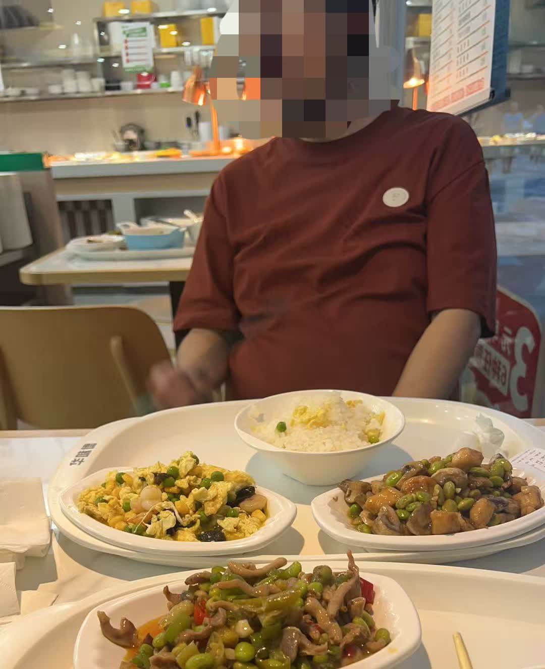 这是哪个聪明人，想出社区食堂这个点子的。昨天，久违的阳光，灿烂绽放，就在