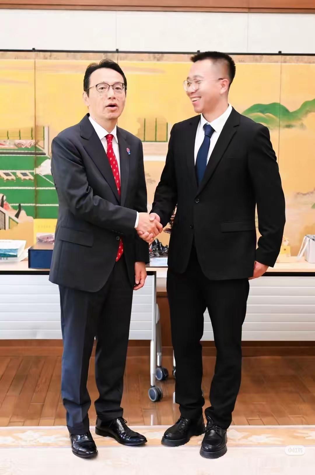 日本驻华大使金杉宪治最近可是真急了，对着媒体大吐苦水，说现在想约个东方大国官员见