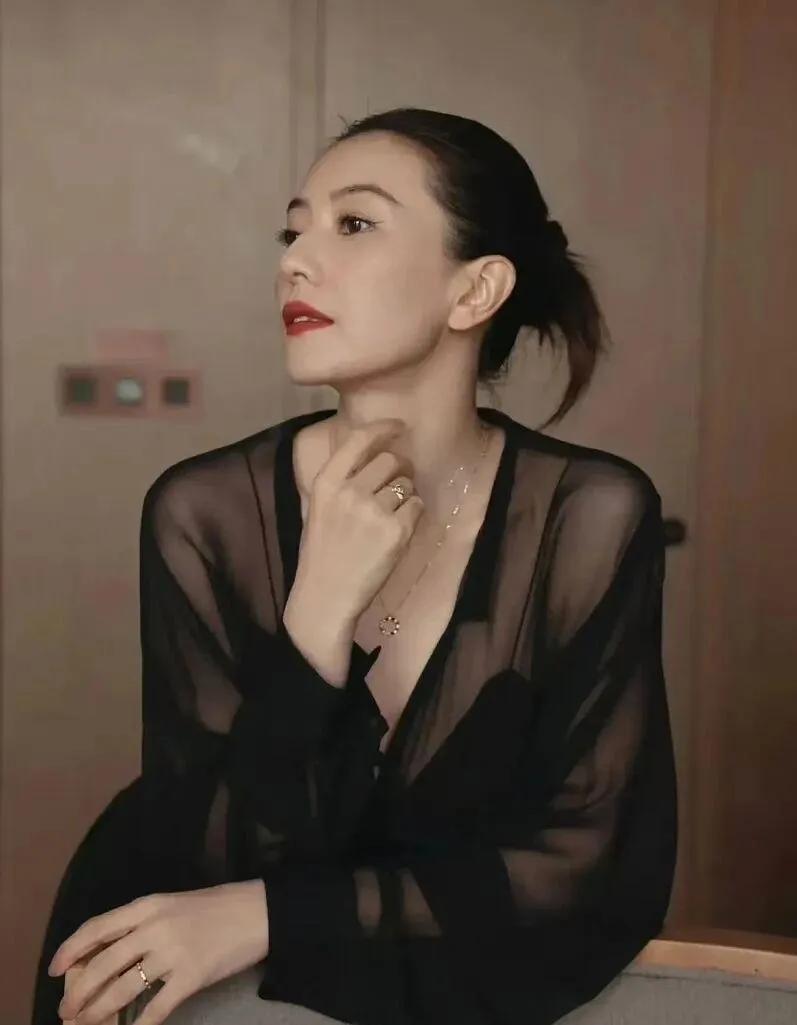 高圆圆｜黑纱红唇，是岁月沉淀的性感✨45岁的高圆圆这组写真直接鲨疯了！一袭