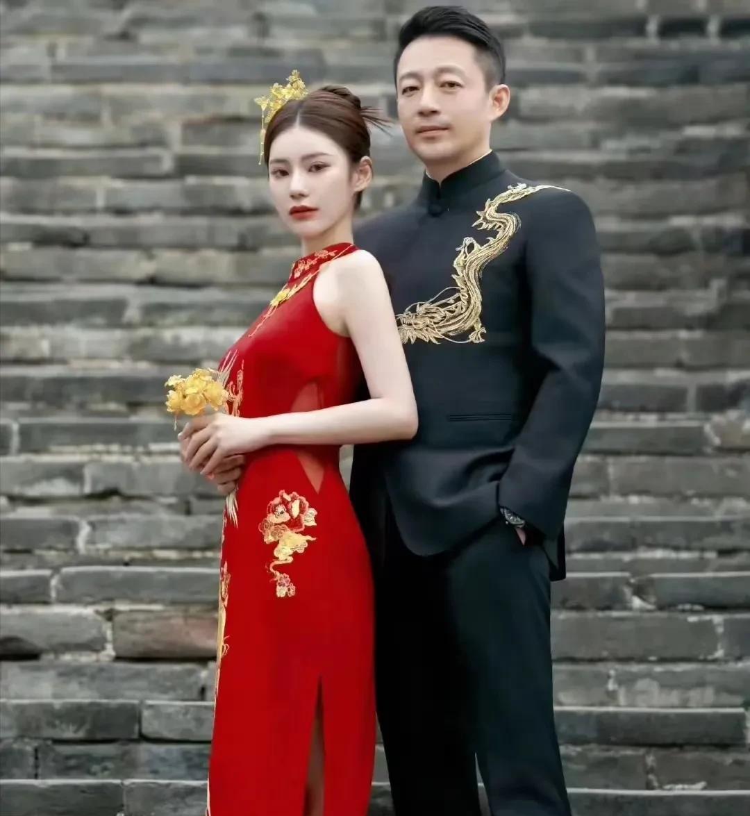 马莜梅头簪子有131.4克，是汪小菲为她定制的，手上的手捧花是黄金的，礼服价值1