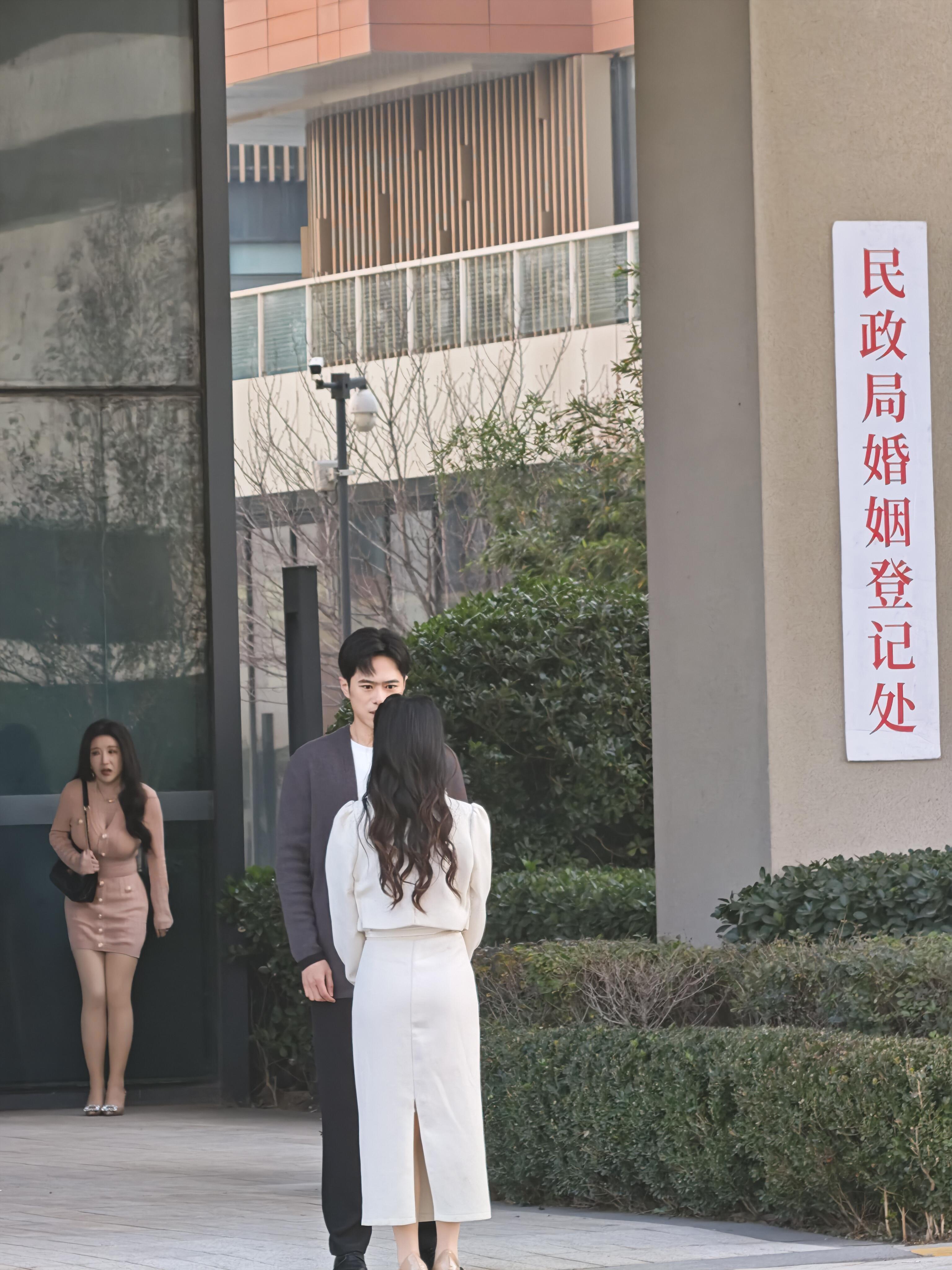 这是啥短剧啊？冬天穿裙子，看把女演员给冻的！