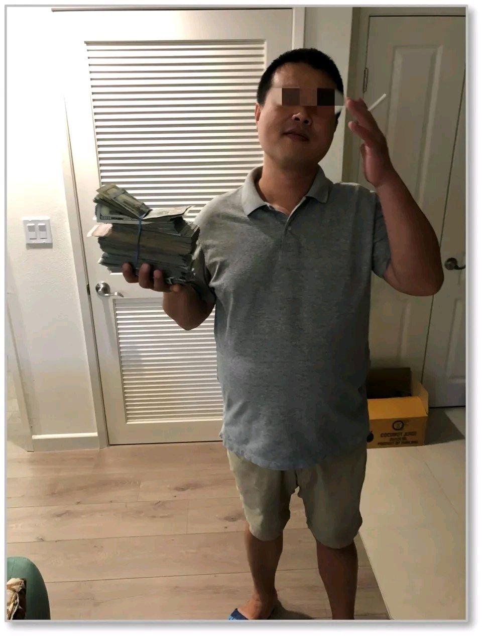 嚣张！华人电诈头目左手夹烟右手炫钞！团伙覆灭，成员多为非法移民，骗了6500万美