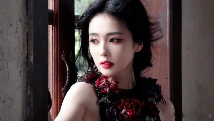 白鹿窗边冷艳玫瑰氛围感壁纸级镜头来了，白鹿身着红玫瑰礼服立于窗边。眉眼清冷疏离，