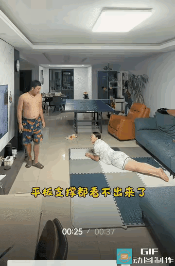 妻子在家做平板支撑，丈夫看后笑疯：我教你个更标准的！结果她学到一半，举起拖鞋冲了