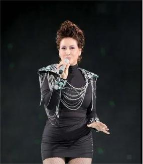 ☁1983年，甄妮的丈夫傅声因车祸身亡，看到她恢复单身后，很多富豪追求她，