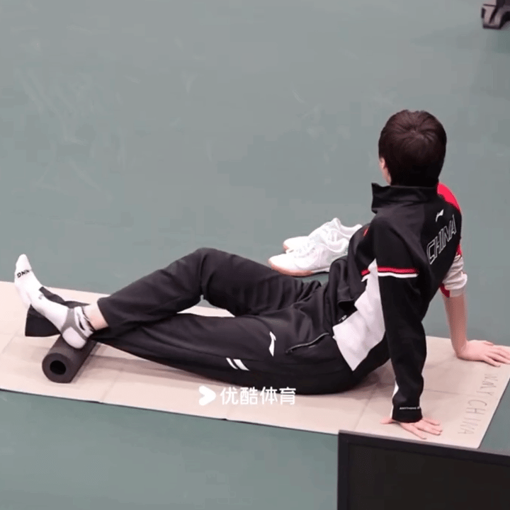 谁家孩子做拉伸做的这么自在？成都混合团体世界杯，王曼昱女单备战，训练前先拿泡沫箱