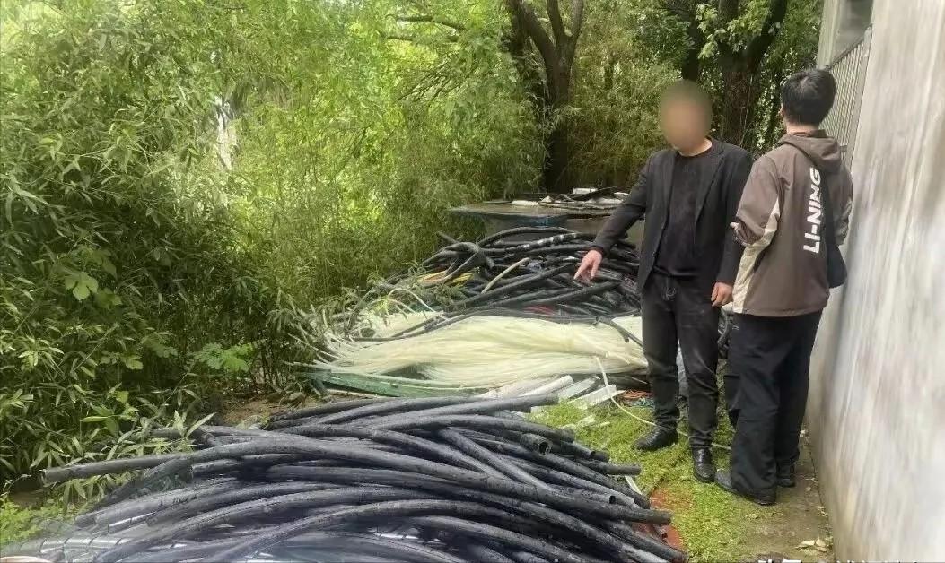 “反派死于话多！”5月21日环球网报道，浙江温州，一工地100多米电缆被偷，损失