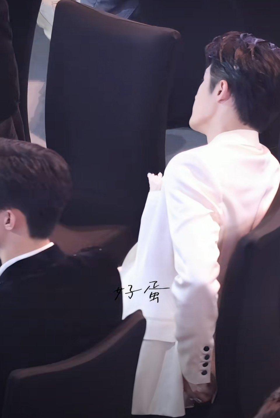 檀健次从屁股兜掏手机发微博我在外面吃饭也这样放手机偏题一下好帅啊2025爱奇艺尖