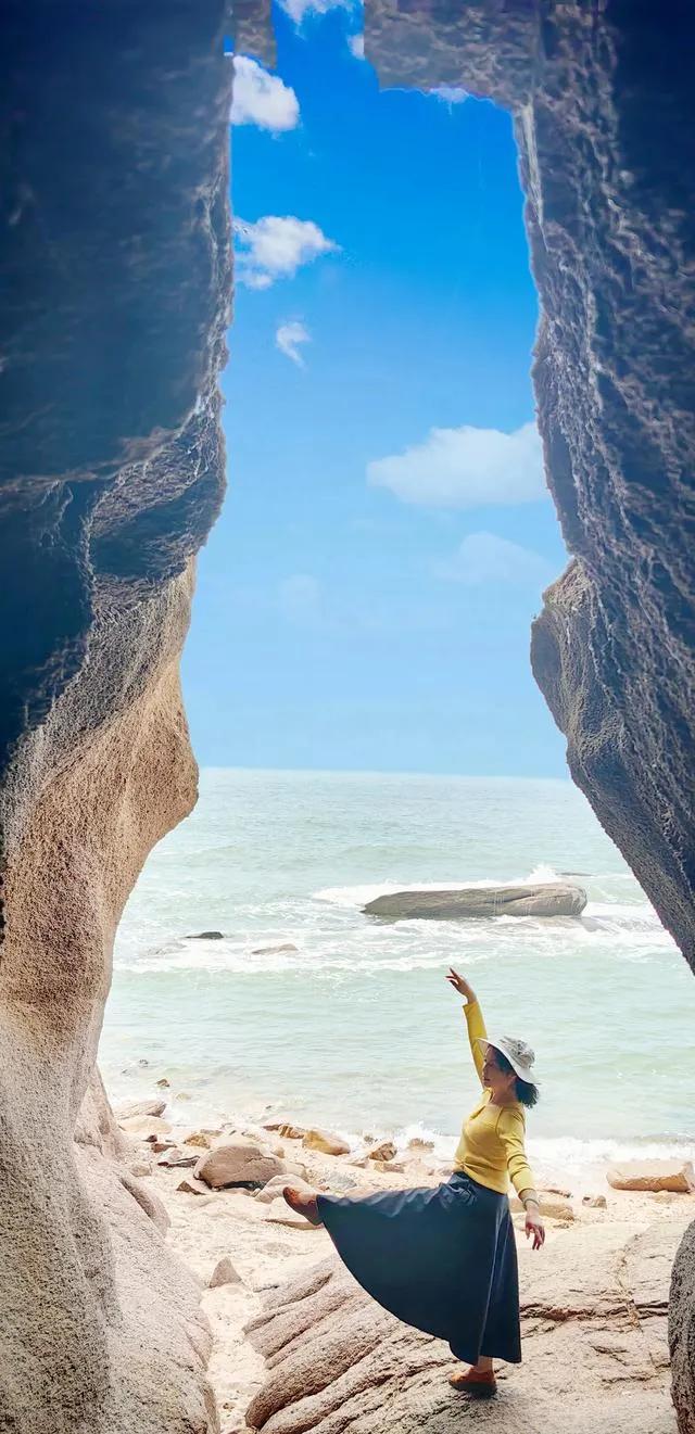 王铎：青岛燕儿岛的海蚀洞确实是这样，在青岛沿海海边，如燕儿岛、石老人等，都有