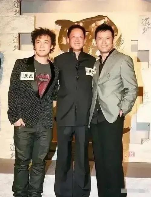 三星同框，没想到王志文竟然是最高的，感觉右侧的苗侨伟笑容僵硬，不够帅气，左侧那位