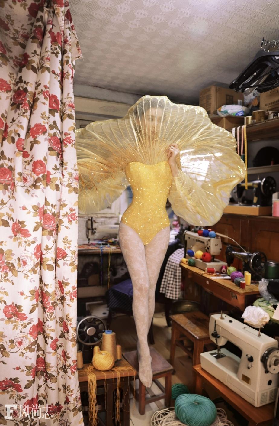 Angelababy真实身材，花纹透明丝袜，连体金色衣服，看着还像18岁的少女